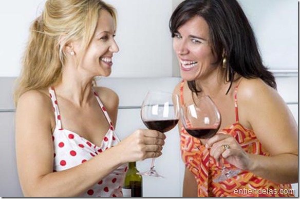 mujeres tomando vino