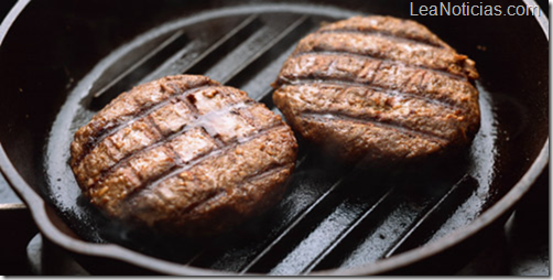 Comer carne frita aumenta en 40% el riesgo de padecer cáncer de próstata