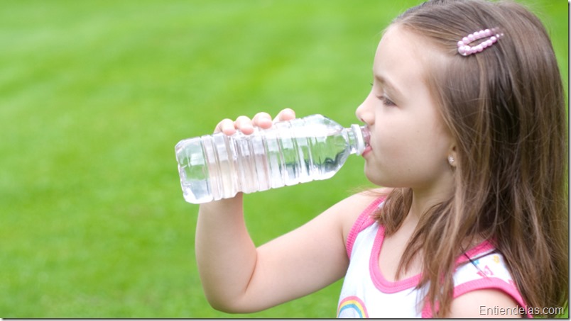 Cómo inculcarle a tu hijo la costumbre de tomar agua
